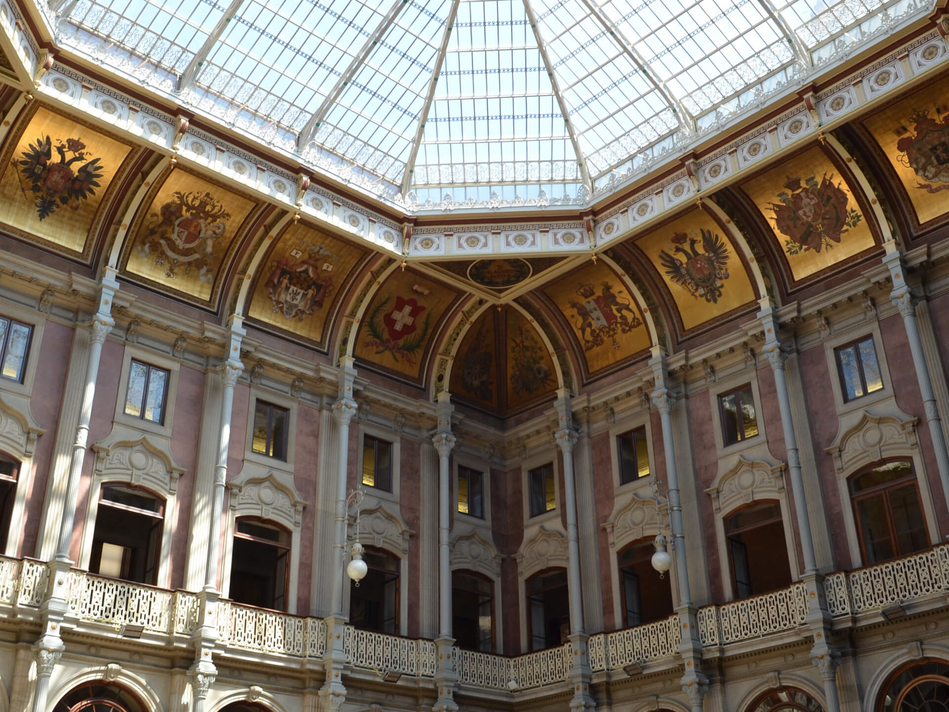 El palacio de la bolsa de Oporto: un tesoro histórico y cultural